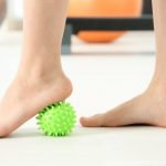 Ejercicio de estimulación podal con bola espinosa en la Clínica Podológica Manel Rodríguez