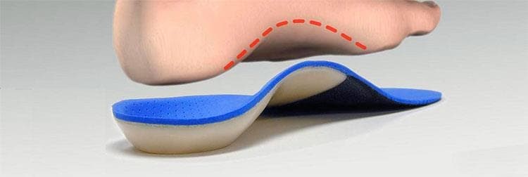 Plantilla ortopédica personalizada para alineación y soporte del arco en la Clínica Podológica Manel Rodríguez